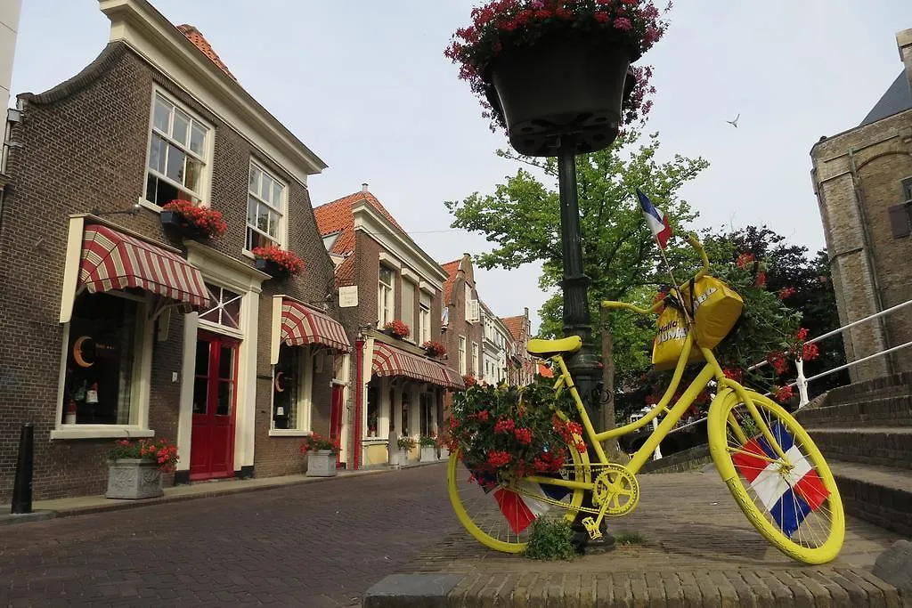 Hotel De Emauspoort Delft 3*,